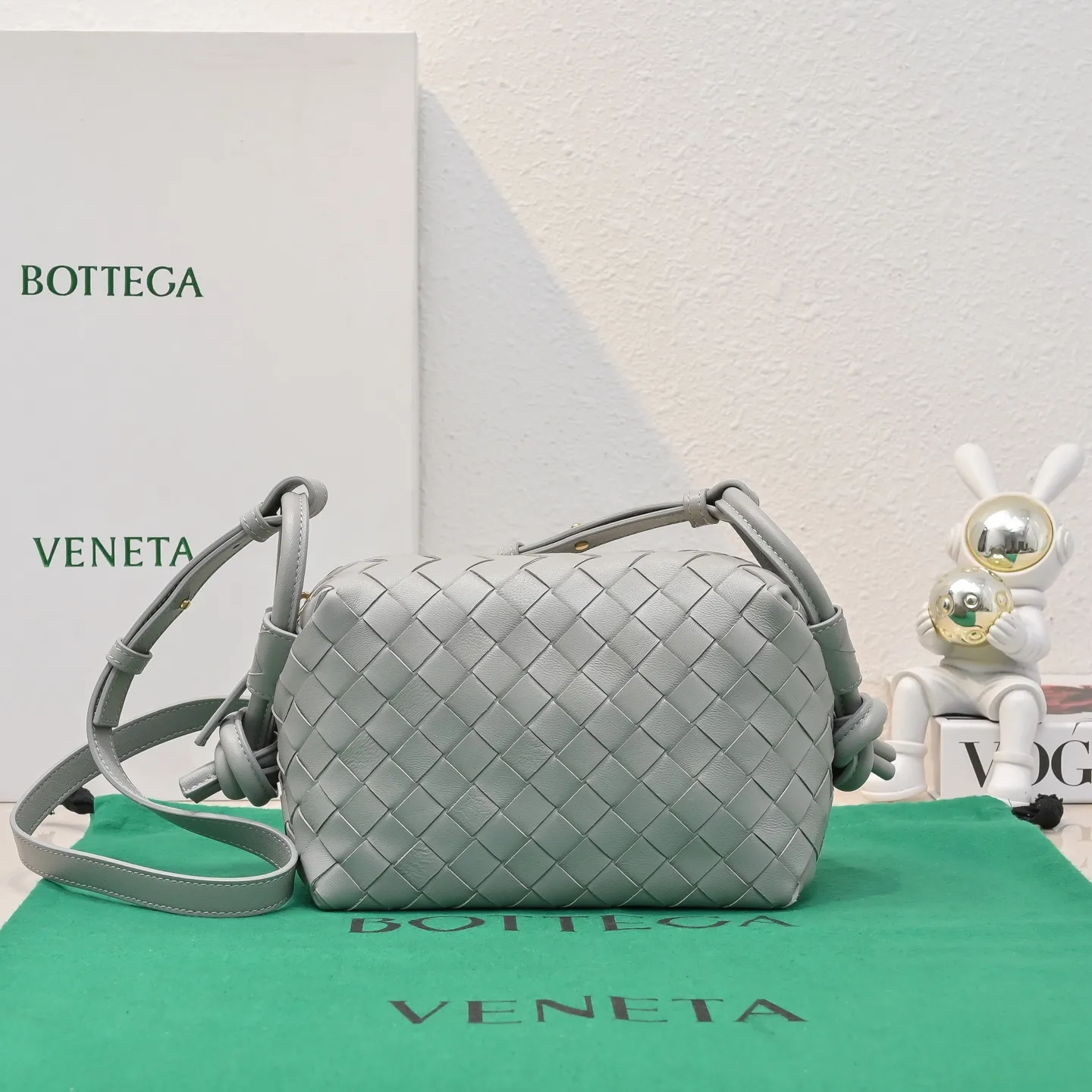 Batch 1360 BOTTEGA VENETA new loop is here! ! Many girls who like BV have owned the Loop bag. It has a simple appearance, classic weaving, and a compact and lightweight bag shape. This innovation continues the "camera bag" shape. Unlike the traditional Loop bag, which can only be worn as a crossbody bag, this innovation It can be carried by hand or cross-body, satisfying both the concave shape and daily needs. The oversized buckle can be folded and used as a handle. The sultry heat in summer ☀️ usually reduces people's desires. Having a lightweight bag will greatly enhance the happiness of traveling🫧 Style number: 6615 Size: 19*12*9cm